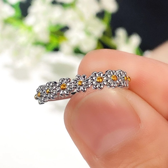 Jewelry - New Women’s 925 Silver Small Daisy Flower Ring